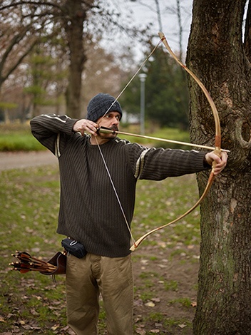 Grozer Assyrian bow and primitive arrows